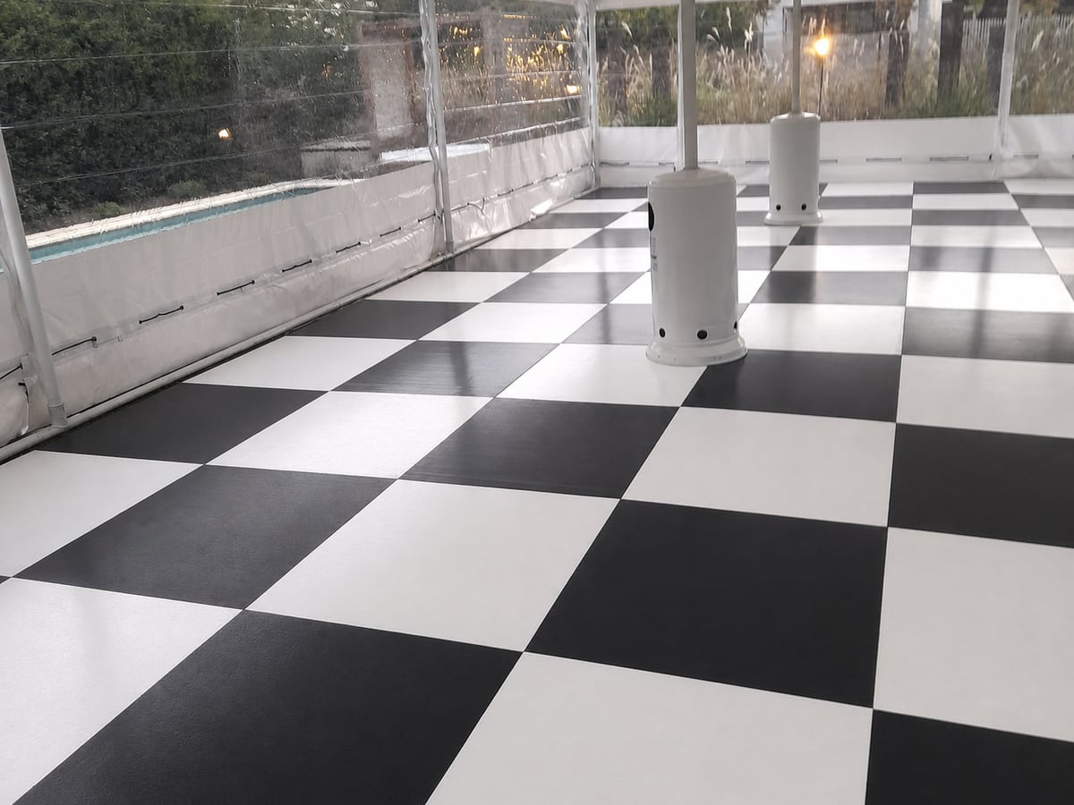 Interior de carpa 5 x 12 con piso damero limpio