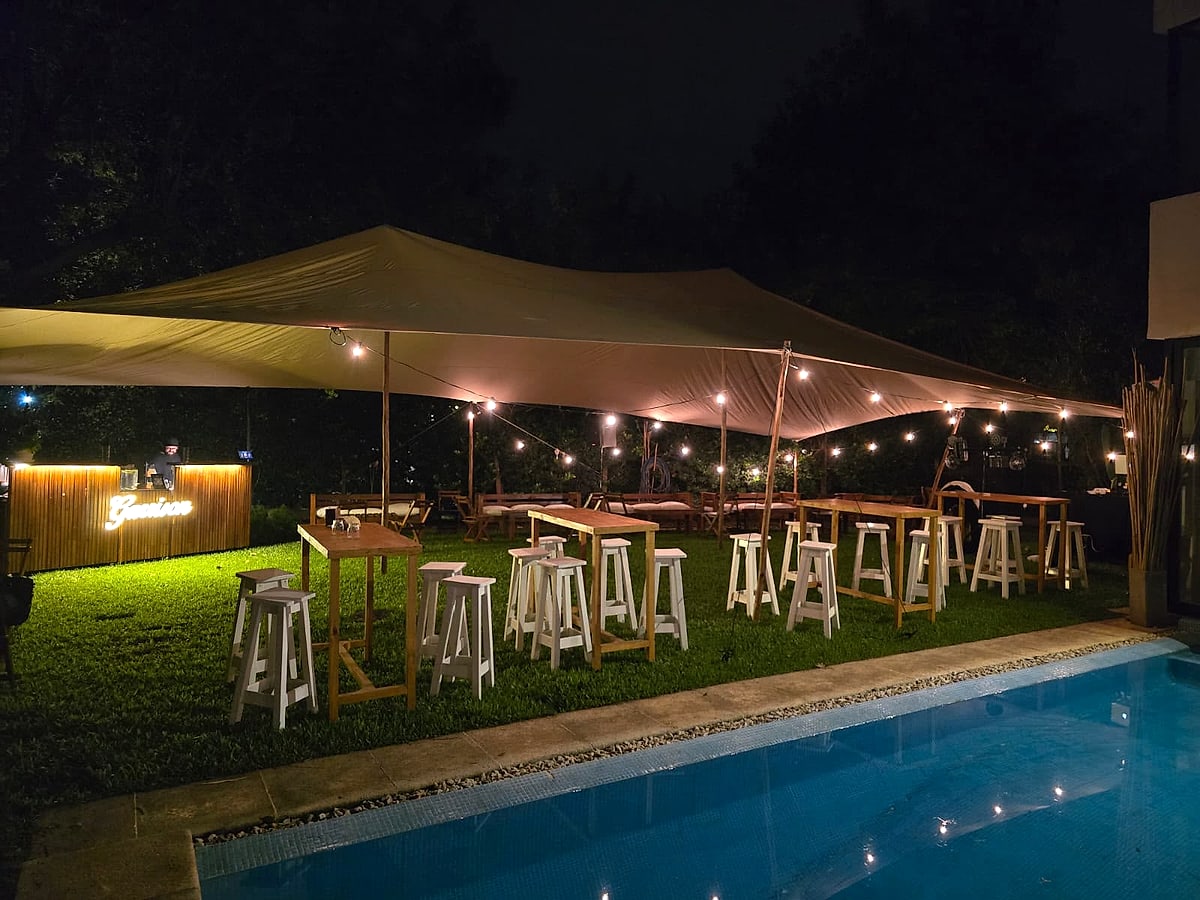 Carpa beduina ambientada de noche con luces y mobiliario