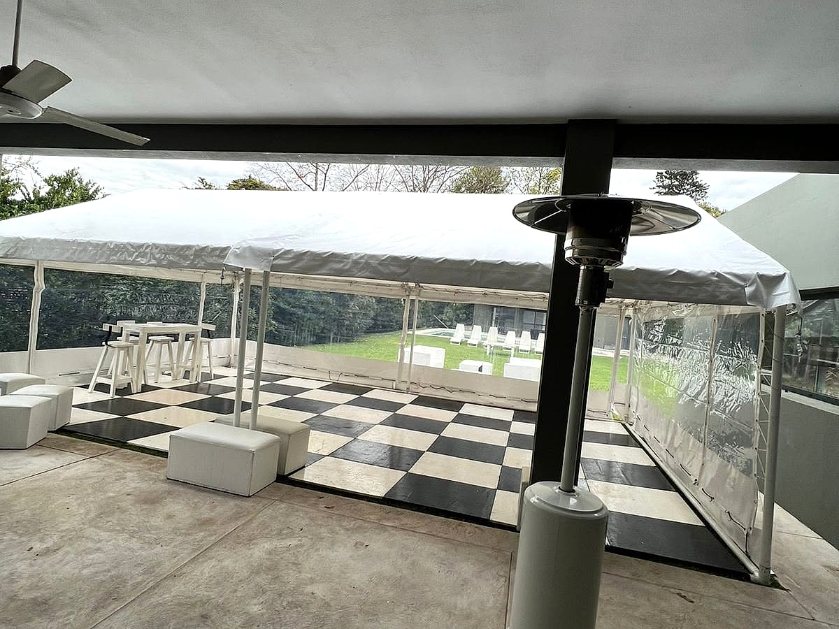 Interior de carpa 5 x 8 con piso damero y calefactor