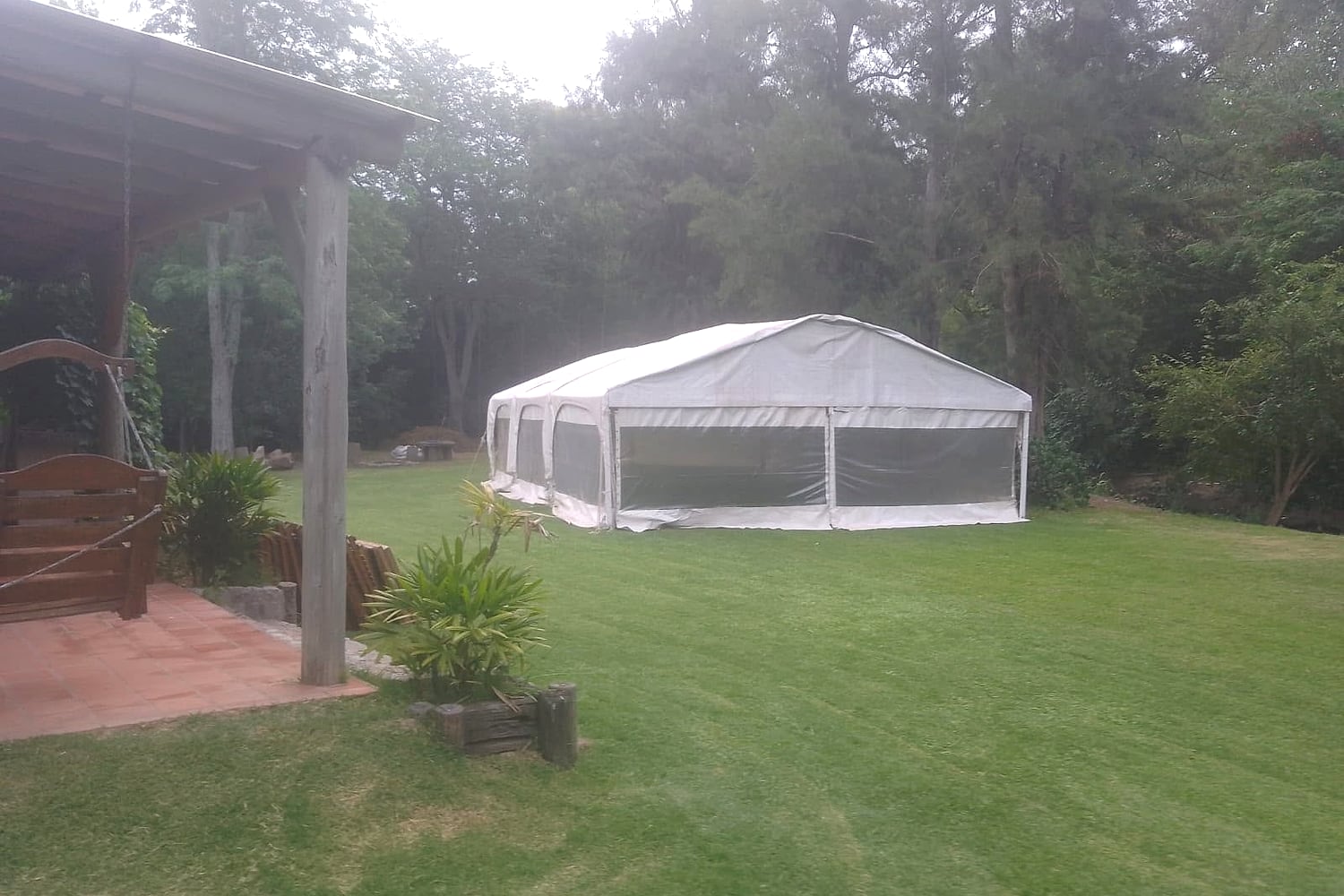 Carpa para deposito instalada sobre pasto