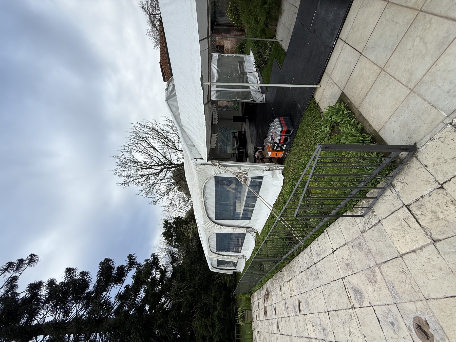 Exterior de carpa real con acceso y piso negro