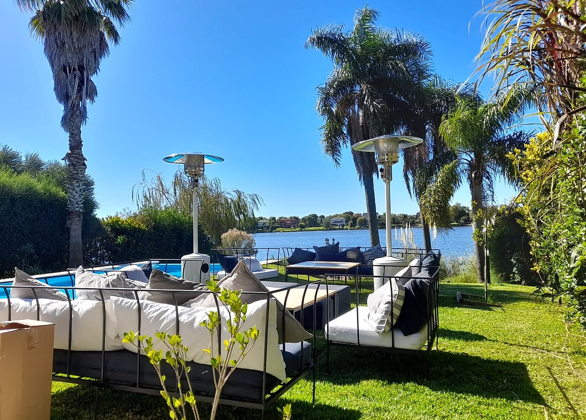 Hongos calefactores instalados junto a livings al aire libre
