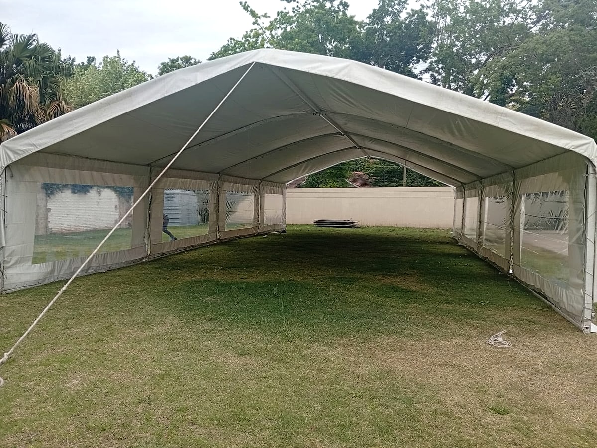 Carpa de 8 metros de ancho sin piso instalada sobre pasto